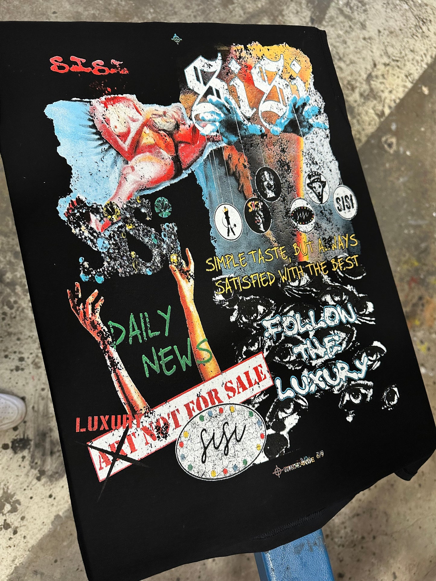 SiSi”Luxury Clutter”Graphic Tee